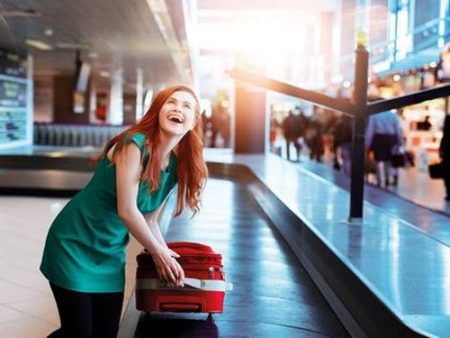 TripAdvisor Recognizes World’s Best Airlines With 2018 Travelers’ Choice Awards voyageuse belle femme rousse celibataire