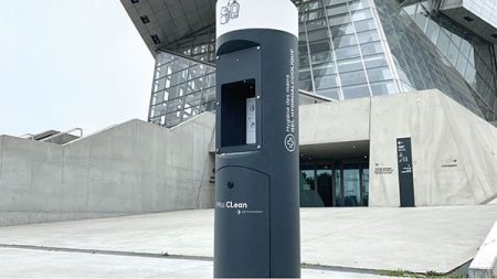 Nice équipe son aéroport avec la borne urbaine Miss Clean