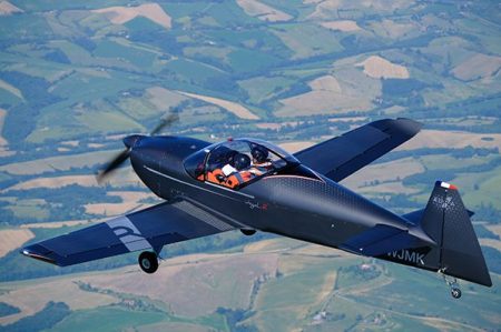 Premier vol public réussi pour INTEGRAL R, l’avion biplace nouvelle génération, 100% français