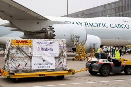 Cathay Pacific livre les premiers vaccins Fosun Pharma/BioNTech