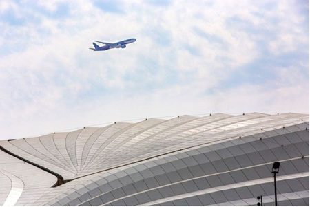 Survol spécial des stades avec le trophée de la Coupe du Monde