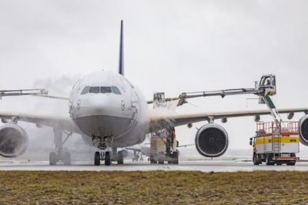 Winter service at Munich Airport : More than 630 employees care for safe flight operations