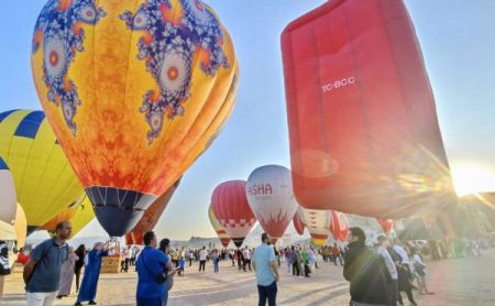 Le ciel de la Cappadoce coloré par les plus belles montgolfières