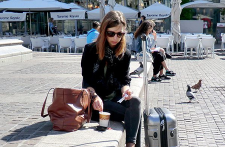 Harmonisation européenne des bagages cabine femme brune lunettes valise aerobernie