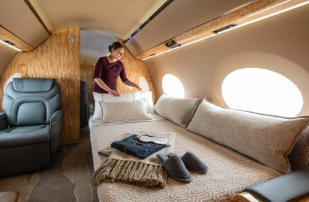 Formation pour personnel de cabine Flexjet Formation pour personnel de cabine - Flexjet G650_Capri_bed_cabin server - Aerobernie