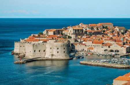 La Croatie : Un Joyau Méditerranéen à Découvrir La Croatie, ce petit pays des Balkans, est une véritable mosaïque de paysages, de cultures et d’histoires. Bordée par la mer Adriatique, elle offre un mélange unique de côtes escarpées, d’îles paradisiaques, de villes historiques et de parcs nationaux luxuriants. Que vous soyez en quête de détente, de découvertes culturelles ou d’aventures en pleine nature, la Croatie saura vous séduire.
