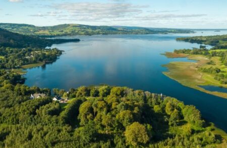 Les Joyaux Aquatiques de l’Irlande : Une Invitation au Voyage Découvrez l'Irlande : lacs émeraude, paysages enchanteurs et légendes ancestrales vous attendent.