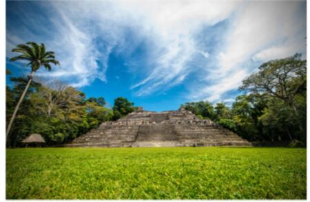 Découvrez l’héritage maya au Belize et le tourisme durable Le Belize, berceau d’une civilisation millénaire, invite les voyageurs à une plongée au cœur de l'héritage maya, l'un des plus fascinants d'Amérique centrale. Les Mayas, conscients de la richesse de leur passé, perpétuent fièrement leurs traditions et coutumes, offrant aux visiteurs une immersion unique dans leur culture vivante. Avec ses sites archéologiques grandioses, ses rituels ancestraux toujours pratiqués et son engagement envers un tourisme responsable, le Belize se distingue comme une destination incontournable. Venez découvrir pourquoi cette terre mystique, où passé et présent se rencontrent harmonieusement, est le choix idéal pour ceux qui souhaitent s’immerger dans la culture maya. Lisez la suite pour explorer les merveilles du Belize !