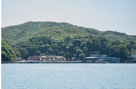 Hong Kong : l’art en pleine nature au Sai Kung Hoi Arts Festival Découvrez la beauté de la nature à travers l'art ! Le Sai Kung Hoi Arts Festival vous invite à explorer les paysages époustouflants de Hong Kong, où des œuvres originales prennent vie au cœur de la nature. Du 13 novembre 2024 au 12 janvier 2025, laissez-vous séduire par cette fusion unique.