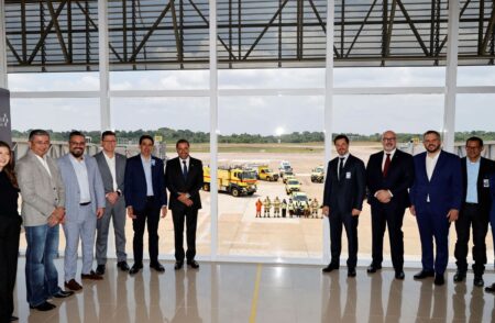 VINCI Airports modernise 7 aéroports de la région nord du Brésil VINCI Airports marque une étape cruciale dans le développement de l'infrastructure aéroportuaire brésilienne en achevant les travaux de modernisation de sept aéroports dans la région Nord du Brésil. Ces améliorations renforcent la connectivité et l'efficacité des transports en Amazonie, un atout précieux pour cette région essentielle. La cérémonie officielle de livraison, qui s'est tenue à l'aéroport de Porto Velho en présence du ministre des Ports et Aéroports du Brésil, Silvio Costa Filho, et d'autres dignitaires, souligne l'importance de ce projet pour le développement économique et social de la région. Découvrez comment VINCI Airports transforme l'aviation en Amazonie et les bénéfices que cela apporte aux communautés locales.