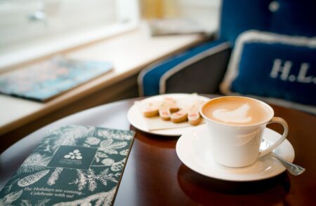 Noël et Nouvel An à Florence : Une Expérience Féérique au Cœur de la Toscane Passer les fêtes de fin d'année à Florence, c'est s'immerger dans un conte de fées vivant où l'histoire, les traditions et la gastronomie se conjuguent pour offrir une expérience mémorable. Les rues pavées, les monuments historiques illuminés et les marchés artisanaux vibrent de la magie de Noël. En cette période festive, Florence dépasse toutes les attentes, mêlant ambiance chaleureuse et héritage culturel. Venez découvrir une ville qui célèbre les fêtes avec un éclat inégalé et crée des souvenirs inoubliables.