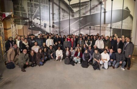 Laté 28 : Les lycéens et étudiants présentent les premières pièces de l’avion légendaire Laté 28 renaît grâce à l'engagement et la passion de plus de 100 lycéens et étudiants. Le 11 décembre, ces jeunes talents, épaulés par leurs professeurs, ont dévoilé les premières pièces de cet avion légendaire à L’Envol des Pionniers à Toulouse, symbole historique de l'aéronautique. Cette aventure éducative et patrimoniale met en lumière l'esprit d'innovation et la transmission de savoir-faire entre générations, contribuant à la préservation de notre patrimoine aéronautique.