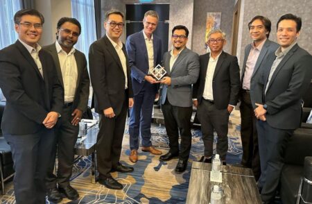 Malaysia goes digital with Rohde & Schwarz state-of-the-art ATC solutions for KL International Airport Dato' Captain Norazman Bin Mahmud (4th from right) and Marius Münstermann (4th from left) during a visit of a Rohde & Schwarz delegation to CAAM . (Image: Rohde & Schwarz)