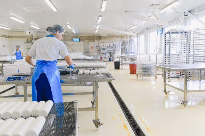 femme travail industrie fromage Femme qui travaille dans une fromagerie