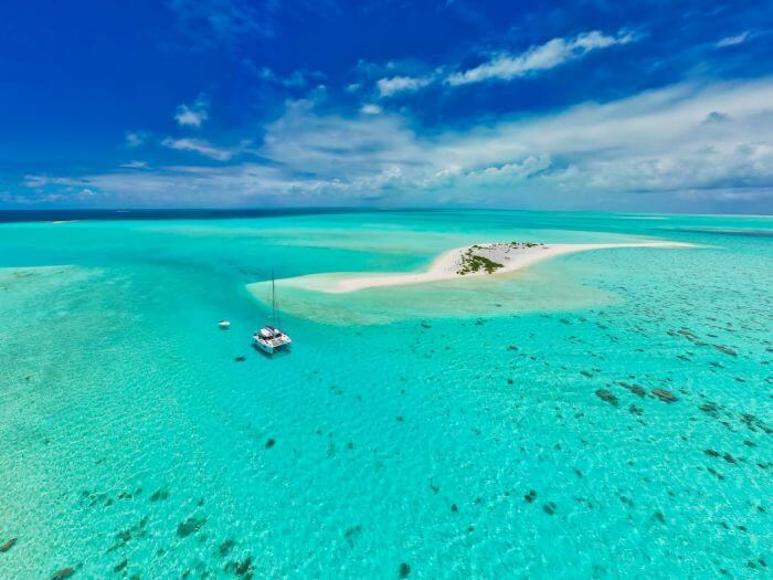 Catamaran au bord d'une page de sable fin à l'île Maurice Île Maurice : Hub Tropical pour l'Océan Indien et Au-Delà ✈️