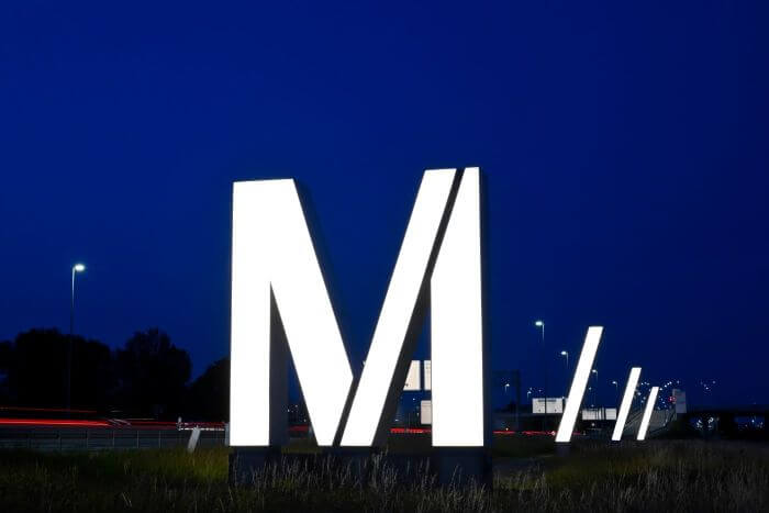 Illuminated Super Signs in a new design on Zentralallee Flughafen München GmbH Expansion of Munich airport training alliances in Asia-Pacific