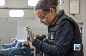 jeune femme en formation mécanicienne aéronautque