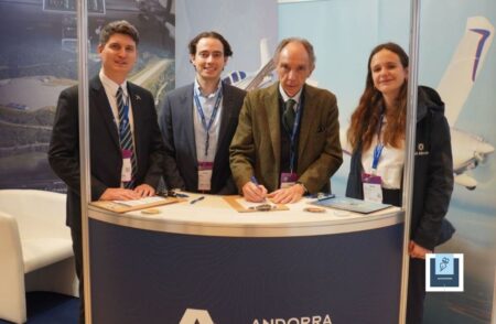 Andorra Aviation Academy : l’Elixir pour ses opérations Signature du contrat d'achat d'un Elixir lors du salon Pilot Expo le 20 février 2026. De gauche à droite : Nicolas de Lassus, directeur commercial Europe d'Elixir Aircraft ; Cesc Mora, directeur de cabinet d'Andorra Aviation Academy ; Francesc Mora, président d'Andorra Aviation Academy ; Alisa Galais, Ventes Europe Elixir Aircraft.