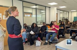 Elisabeth, pilote d’aviation d’affaires spécialisée dans le rapatriement sanitaire chez Oyonnair, qui essaie de faire découvrir son métier aux stagiaires lors de la session Le métier mystère. L’occasion aussi de bousculer les stéréotypes de genre lors du dispositif. Copyright : Nicolas Robineau