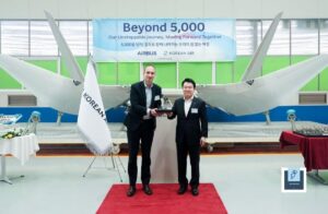 Jong Seok Yoo, vice-président exécutif et directeur de la sécurité et des opérations chez Korean Air, et Benoit Schultz, directeur des achats chez Airbus, lors d'une cérémonie le 23 avril