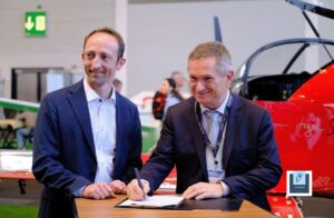 Jérémy Caussade, Président et Co-fondateur d'AURA AERO, et Lubomir Cornak, Président et CEO de OK AVIATION Group