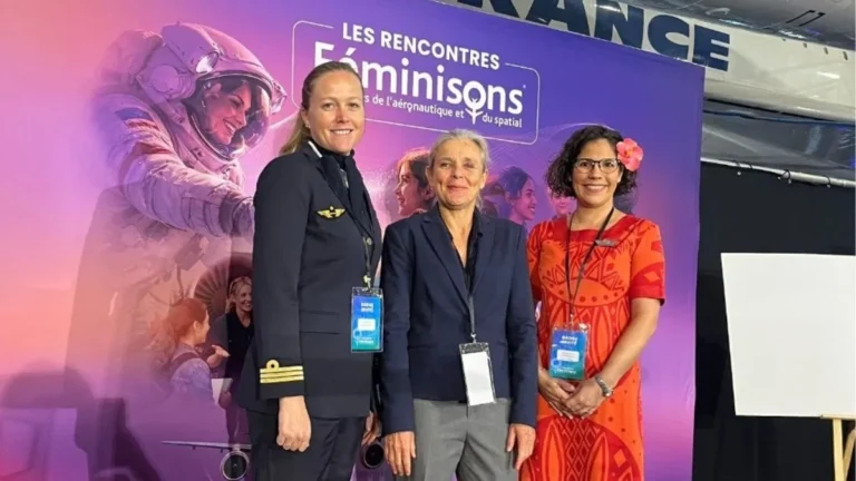 Isabelle Coupey, secrétaire générale d'Aircalin, accompagnée de Mélodie Dalle, pilote Aircalin, Anne Martin, cheffe de cabine