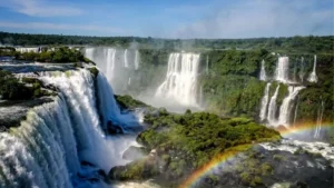 Chutes d’Iguazu, capitale de l’État de Paraná. ©Visit Brasil.