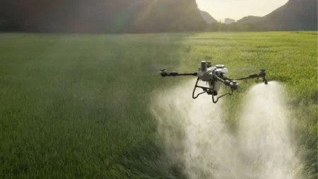 DJI Agriculture révolutionne l'agriculture de précision avec le lancement mondial des systèmes de pulvérisation à double batterie Agras T55 et T100.