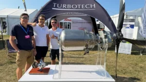 De gauche à droite : Jean-Michel Guimbard, cofondateur et directeur général adjoint de Turbotech ; Cyril Champenois, cofondateur et directeur des ventes d'Elixir Aircraft ; Damien Fauvet, cofondateur et président de Turbotech.