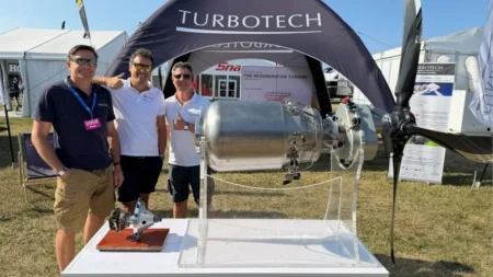 De gauche à droite : Jean-Michel Guimbard, cofondateur et directeur général adjoint de Turbotech ; Cyril Champenois, cofondateur et directeur des ventes d'Elixir Aircraft ; Damien Fauvet, cofondateur et président de Turbotech.