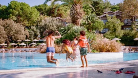 Voyager sans stress avec des enfants : 6 conseils pratiques pour les familles cet été