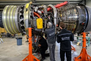 Trois techniciens en vestes AFMAÉ