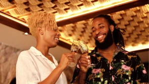 Deux personnes souriantes trinquent