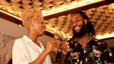 Deux personnes souriantes trinquent