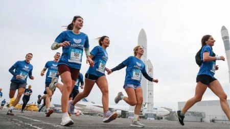 Coureuses souriantes en t-shirts bleus "AERORUN"