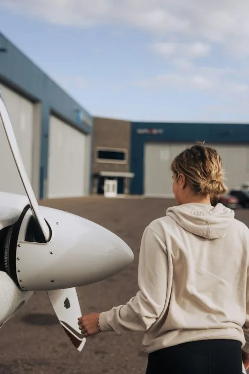 jeune femme hélice avion Aéronautique et spatial : une rentrée placée sous le signe de l’emploi dynamique