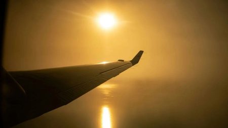 Aile d'avion et coucher de soleil
