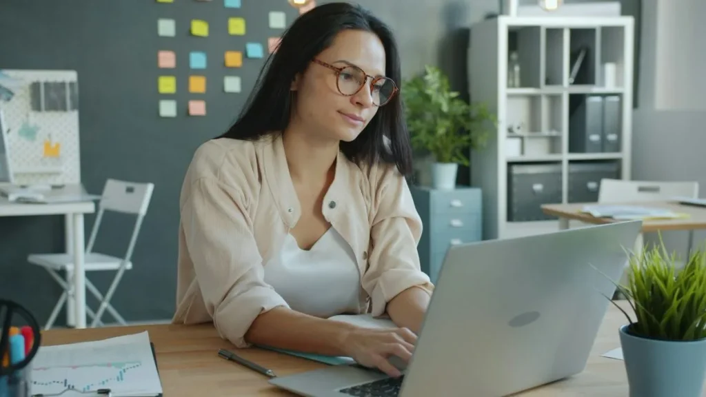 blogueuse bureau laptop analyse seo SEO link building : bâtir une stratégie durable