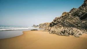 TAP Air Portugal : 5 escapades pour prolonger l’été au Portugal plage de sable à Algarve au Portugal